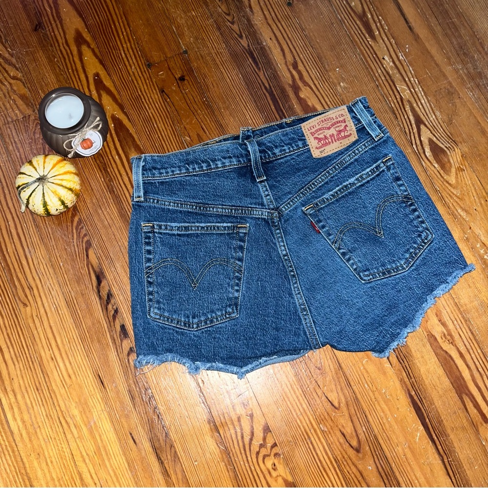Levi’s // NWOT // 501® high rise women’s shorts, medium wash